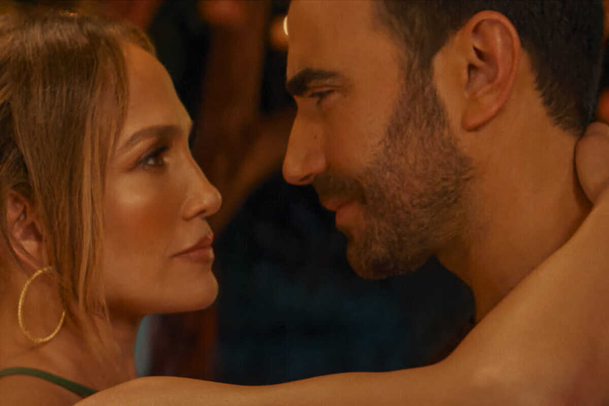Jennifer Lopez in una scena di Office Romance, film Netflix originale del giugno 2026