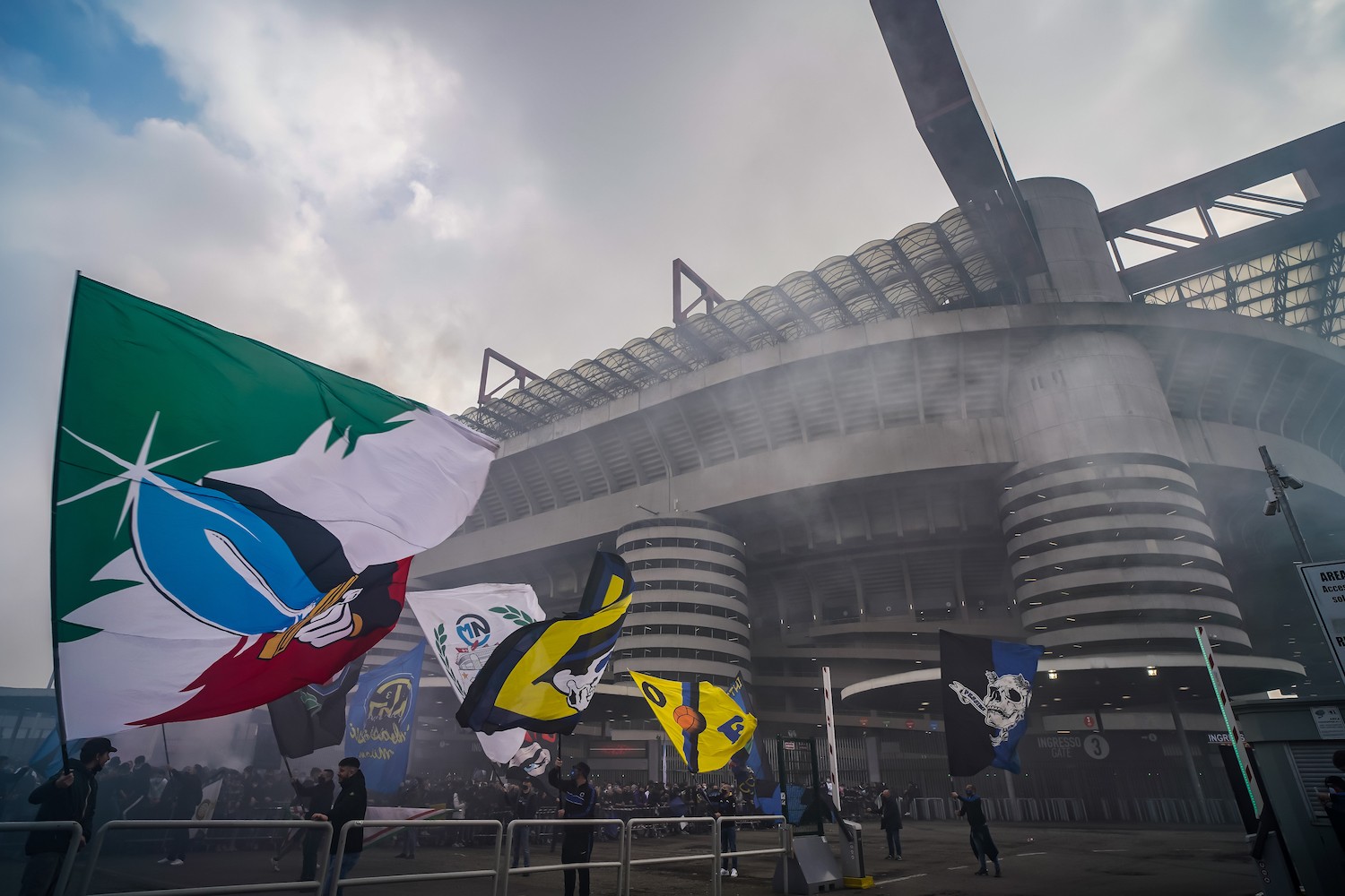 Maxi assembramento davanti a San Siro per il Derby di Milano