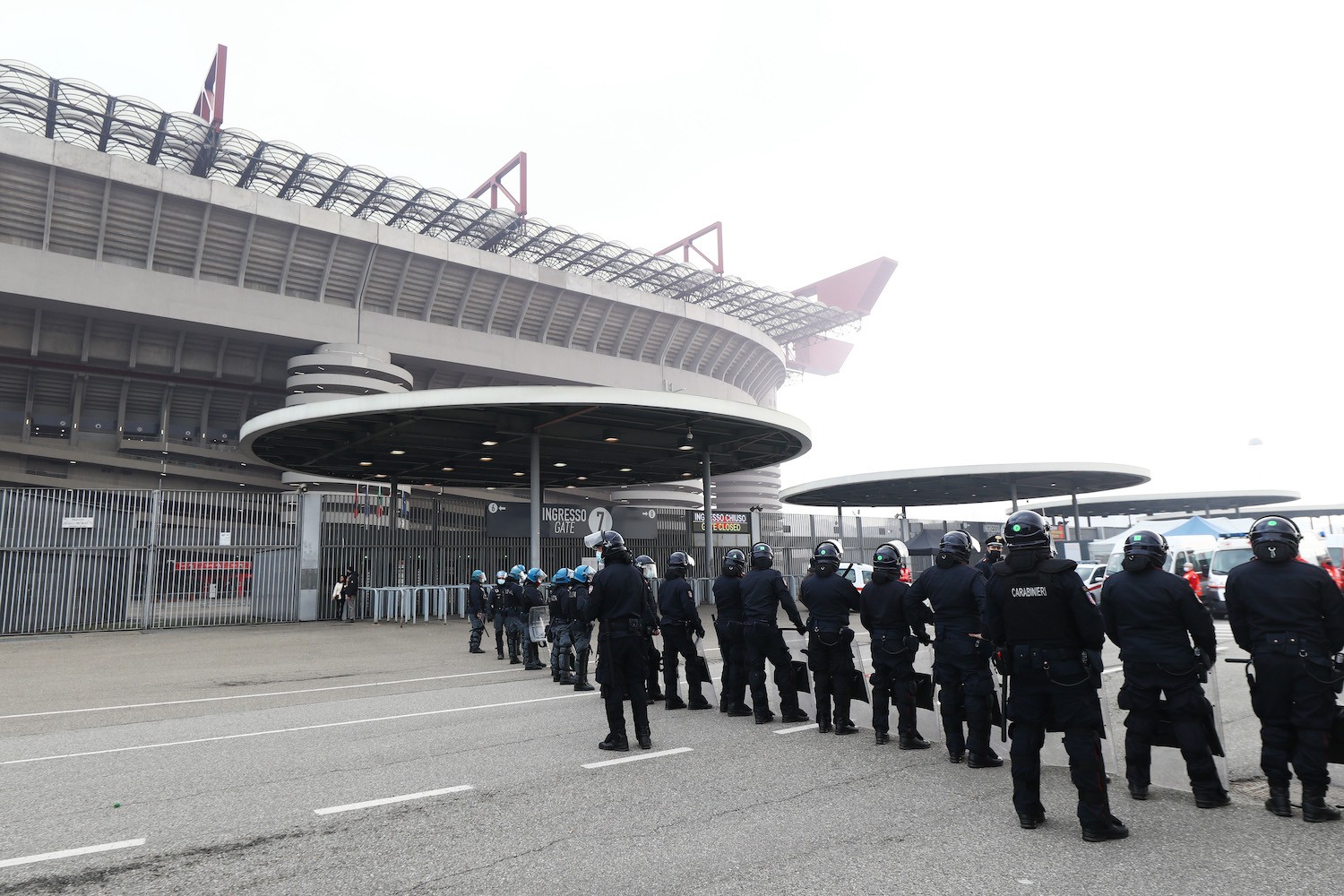 Maxi assembramento davanti a San Siro per il Derby di Milano