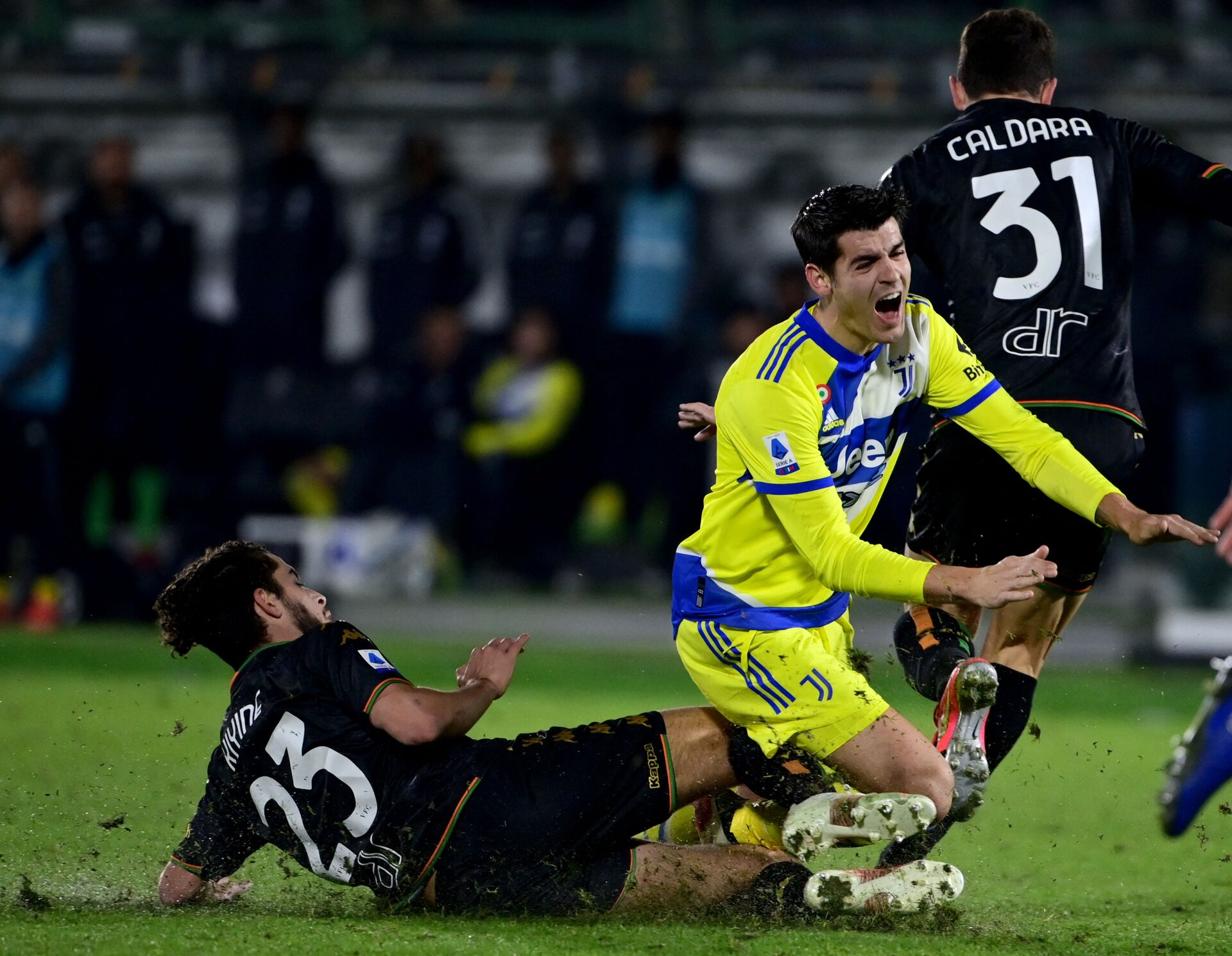 In laguna la Juve fatica e resta con l'acqua alla gola