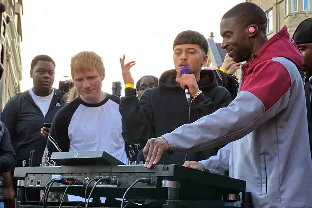 Ed Sheeran, che sorpresa: suona e canta per strada con un musicista di TikTok