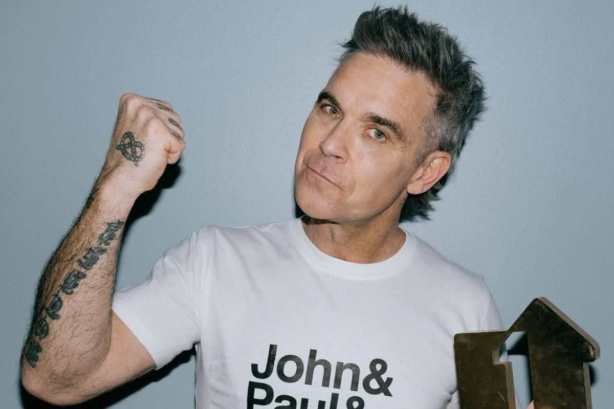 Robbie Williams, il singolo Rocket anticipa il nuovo album Britpop
